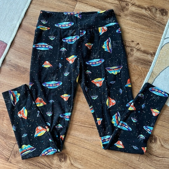 LuLaRoe Pants - LuLaRoe UFO Alien Saucer Leggings. One Size.